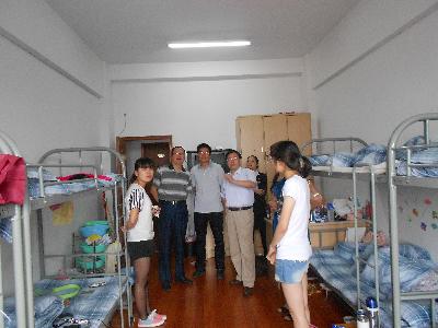 院领导们视察实习生宿舍，了解同学们的住宿及实习情况